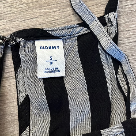 Old Navy top - Picture 3 of 5